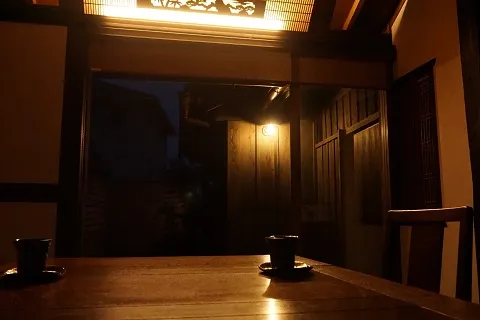 古民家の夜の食卓