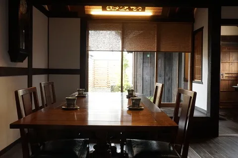 古民家の食卓